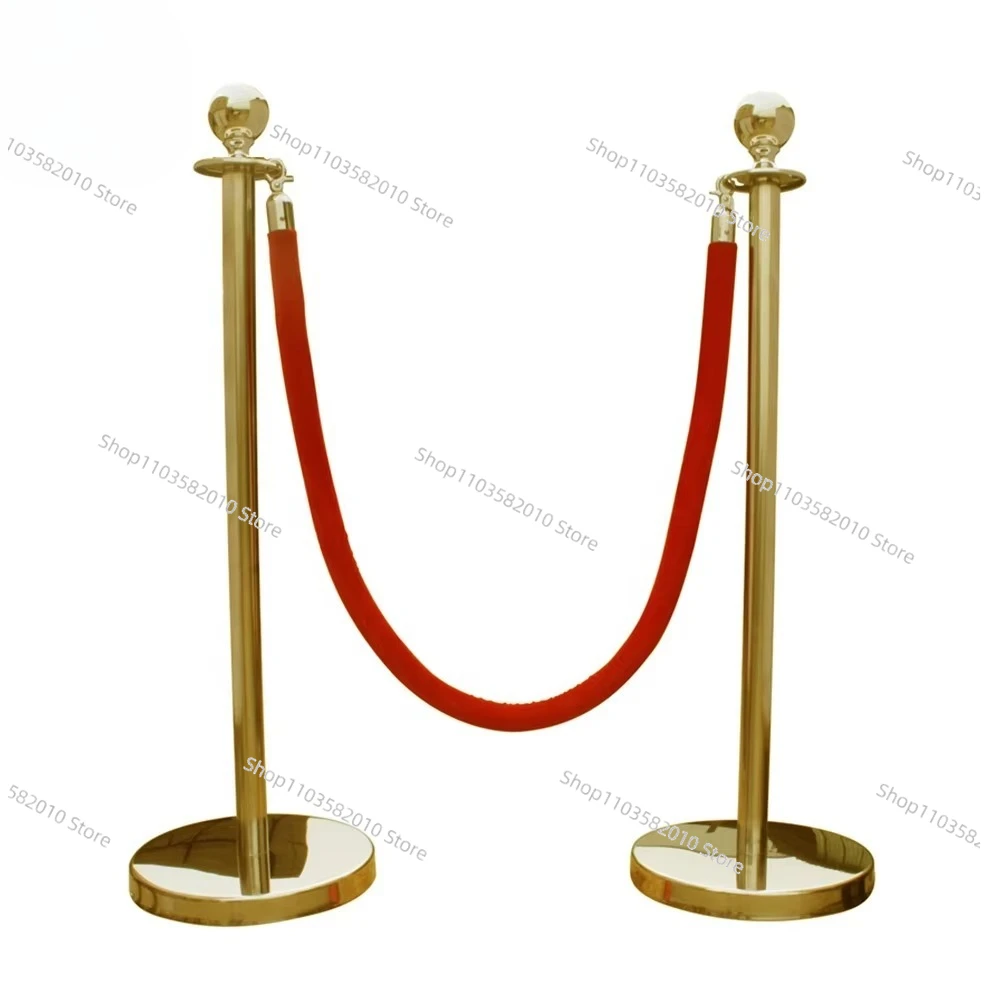 forniture-per-matrimoni-barriera-per-fune-da-coda-tappeto-rosso-stanchions-dorati