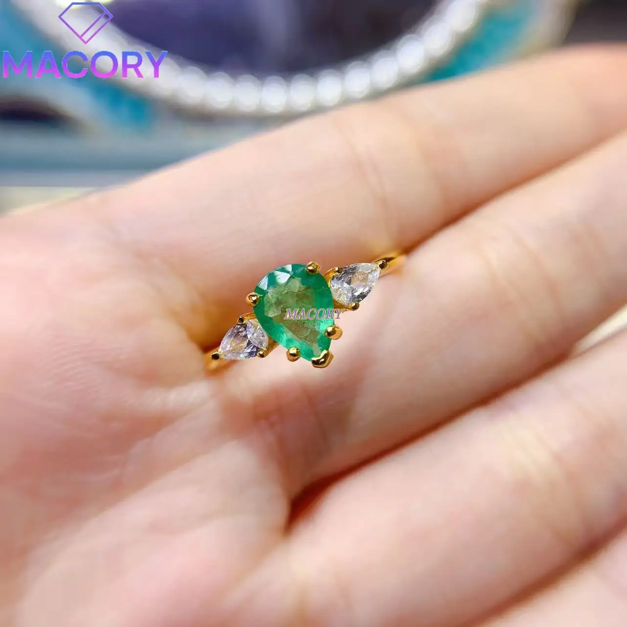 

Роскошный женский новый стиль изумрудного серебра 925 пробы с насыщенным зеленым цветом, роскошной инкрустацией, классическим дизайном и сертификатом.