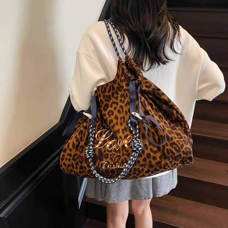 Übergroße Umhängetaschen mit Leopardenmuster für Damen, verformbar, VELOUR, große Kapazität, Einkaufstaschen, 2025, Winter, neue Luxus-Handtaschen – Detail 4