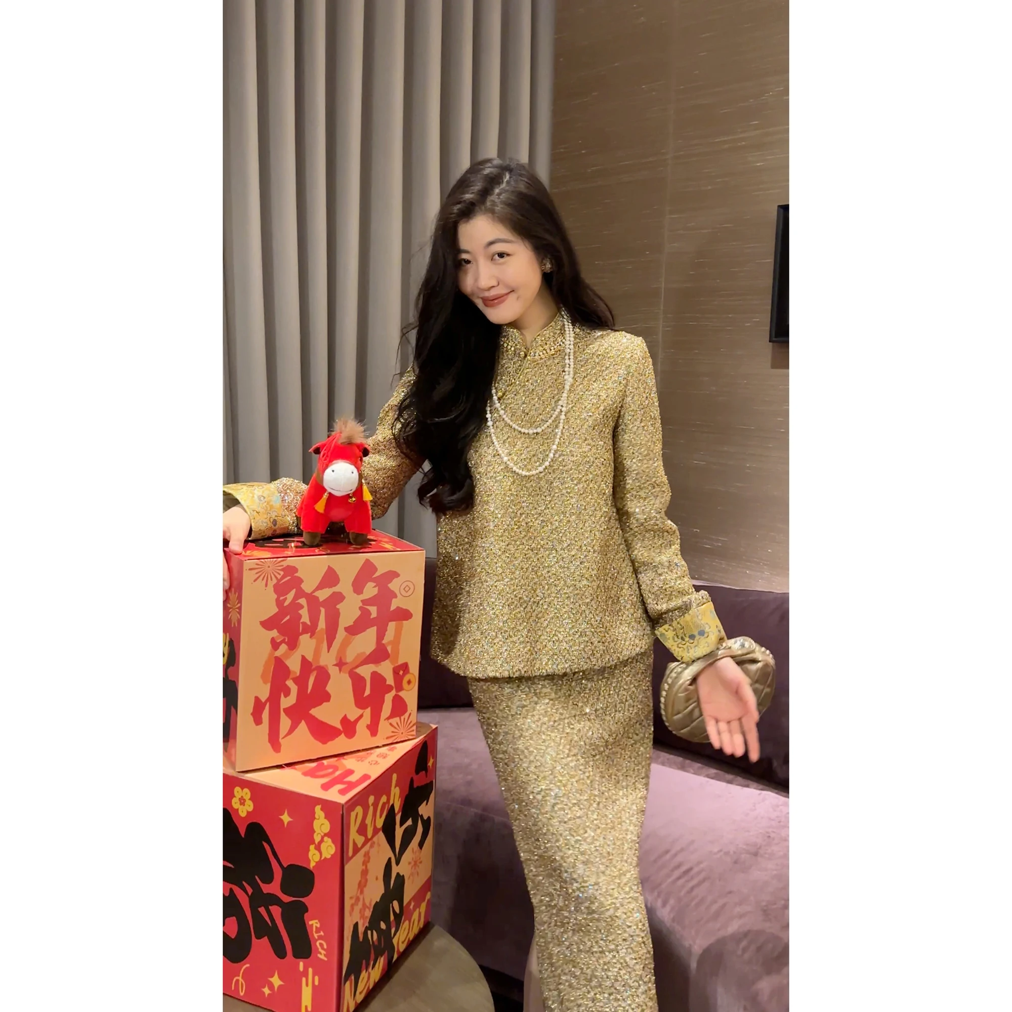 ensemble-haut-et-jupe-de-style-chinois-design-tendance-et-elegant-luxe-leger-et-scintillant-nouvelle-collection-printemps