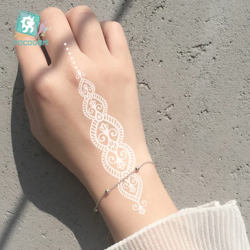 Rocooart Henna Stijl Sexy Wit Kant Handschoen Nep Flash Tattoo Op Lichaam Hand En Rug Voor Vrouwen Waterdichte Tijdelijke Tattoo Sticker