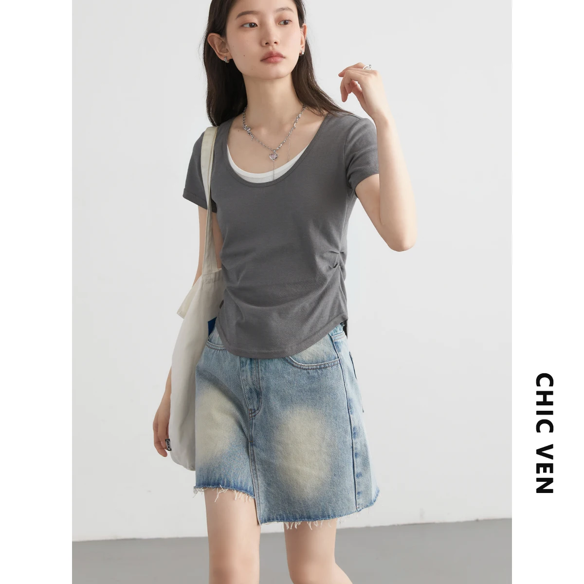 CHIC VEN Women T-Shirts New U-neck Contrasting Color Pleated Female Tees Front Shoulder Short Sleeved Woman Top Summer 2024