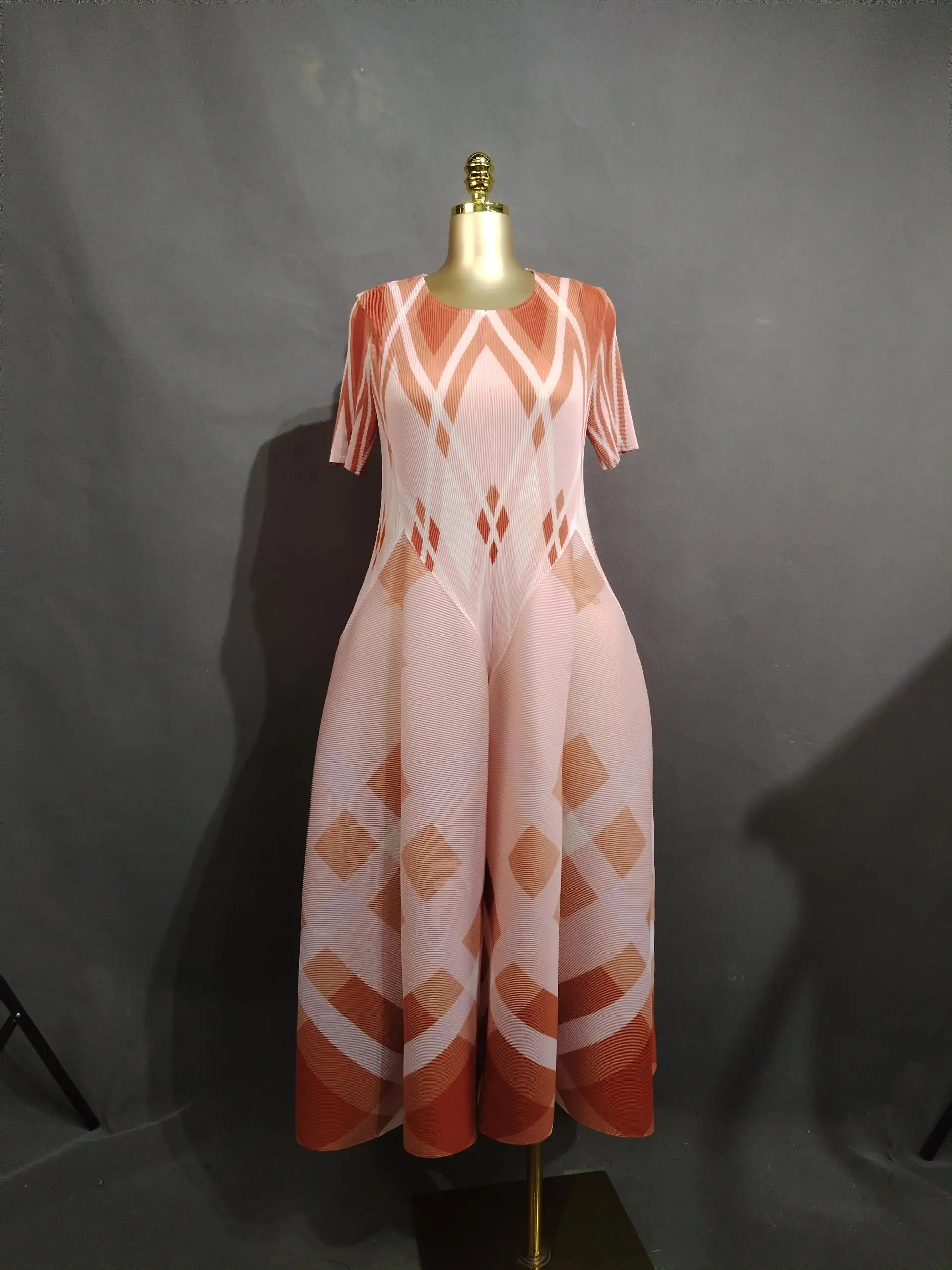 Damenkleid mit Blumenmuster, knielanges Kleid, kurzärmeliges, locker fallendes Kleid, A-Linien-Swingkleid zum Tanzen. – Detail 4