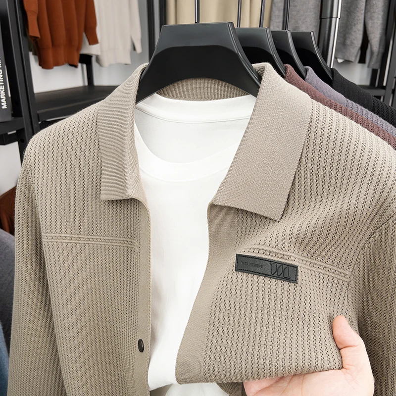 سترة رجالية متماسكة بأكمام طويلة وأزرار وياقة على شكل طية صدر السترة وتصميم جيب من القماش الناعم مضادة للبيلينغ ملابس رجالية غير رسمية للخريف والشتاء