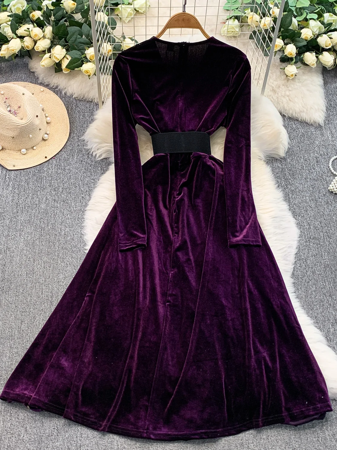 レトロエレガントなVネックベルベットドレス、ゴールド刺繍、アシンメトリーヘムライン、スリムハイウエスト、高級ロングスリーブ、ボールガウンドレス