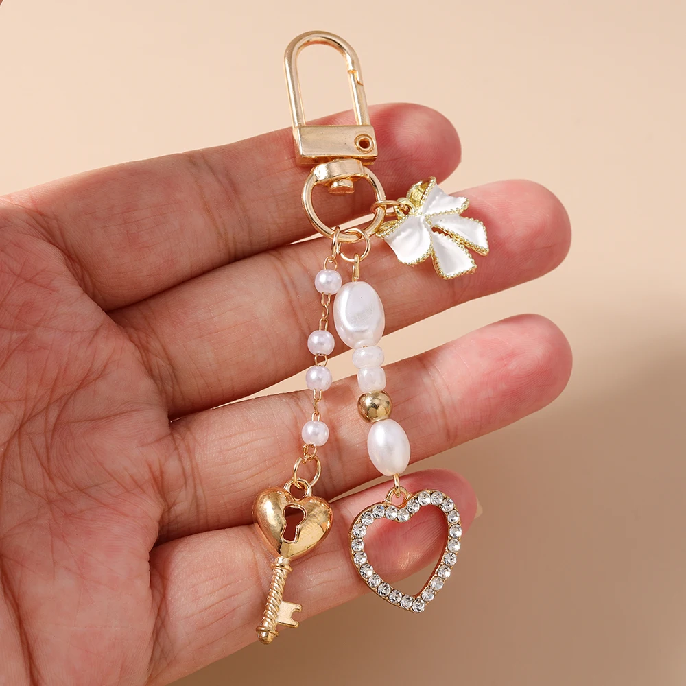 Aihua Niedlicher Y2K Metall-Schleifenherz-Schlüsselanhänger mit Perle für Damen und Mädchen, Handtaschenanhänger, DIY Handgemachter Schmuckzubehör – Detail 3