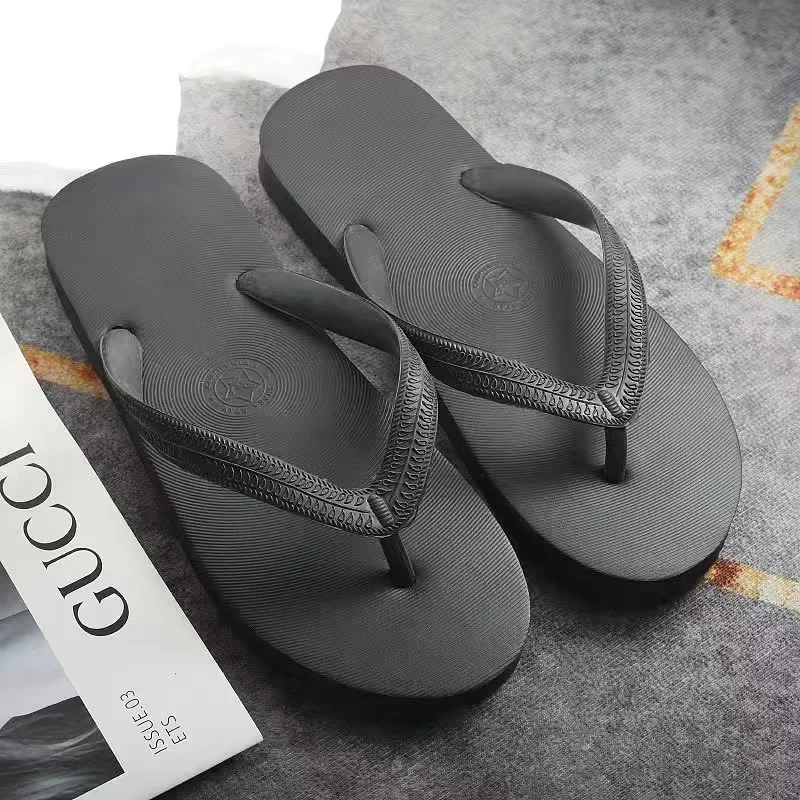 New Fashion Thai Rubber Flip-Flops for Men, Outdoor Wear, Beach Style, Men's Personalized Toe-Post Flat Non-Slip Rubber Slippers