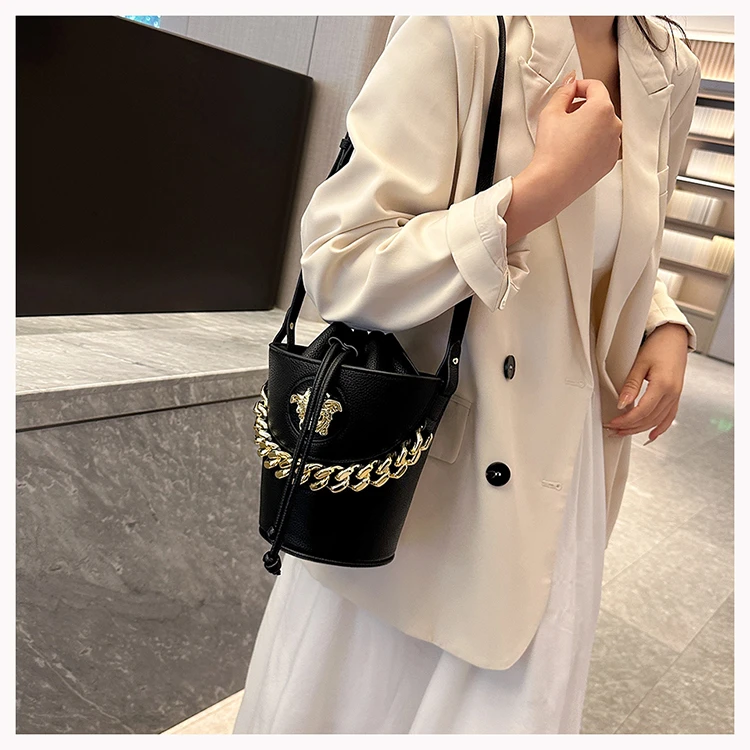 

Модная компактная сумка для подгузников с вместительным внутренним пространством, вмещающая подгузники, бутылочки, салфетки и личные вещи.