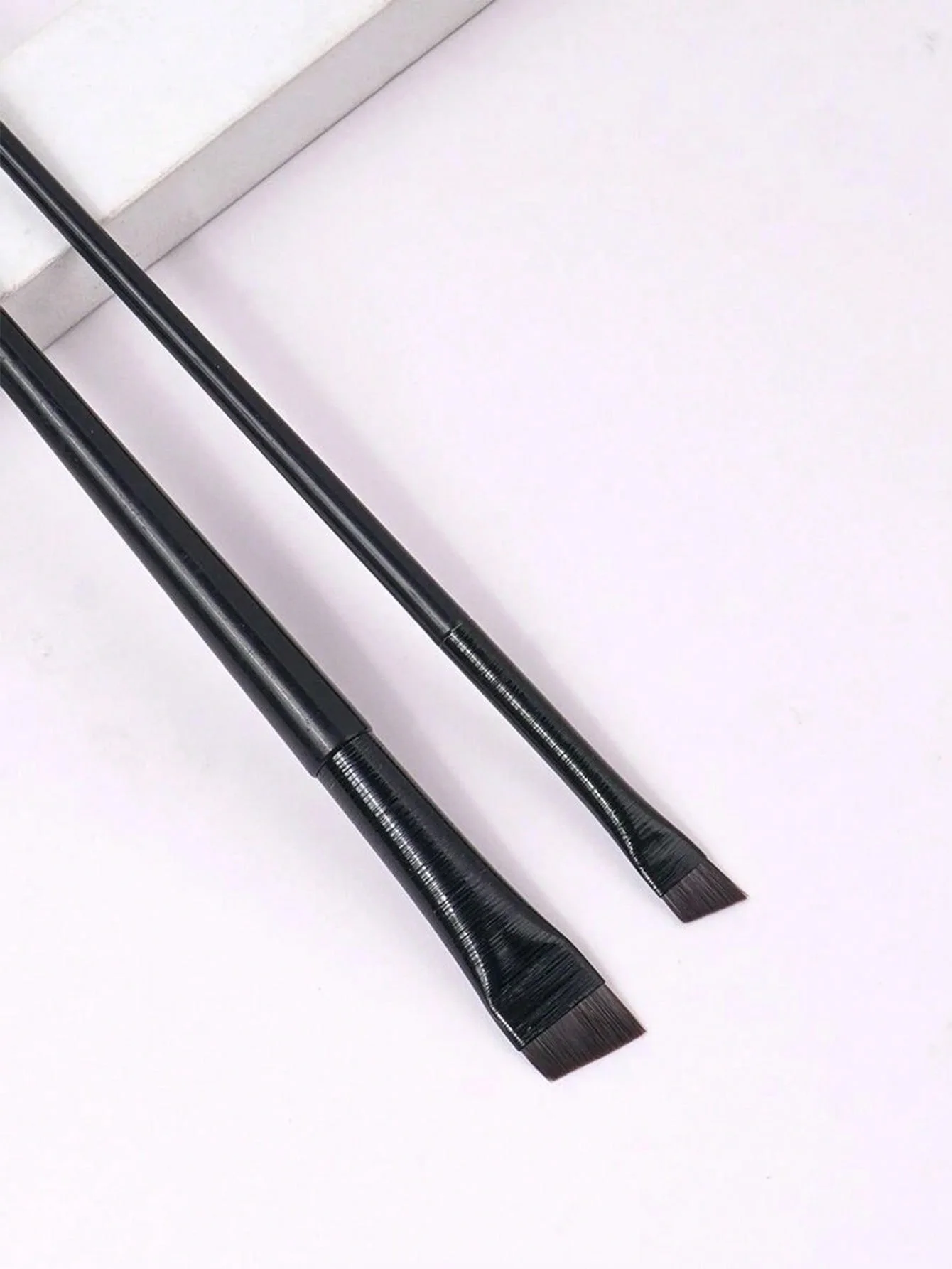 2 pędzle do eyelinera z ostrzem pod kątem, płaskie pędzle w kształcie siodełka do precyzyjnego nakładania makijażu pod oczy, ultra-cienkie