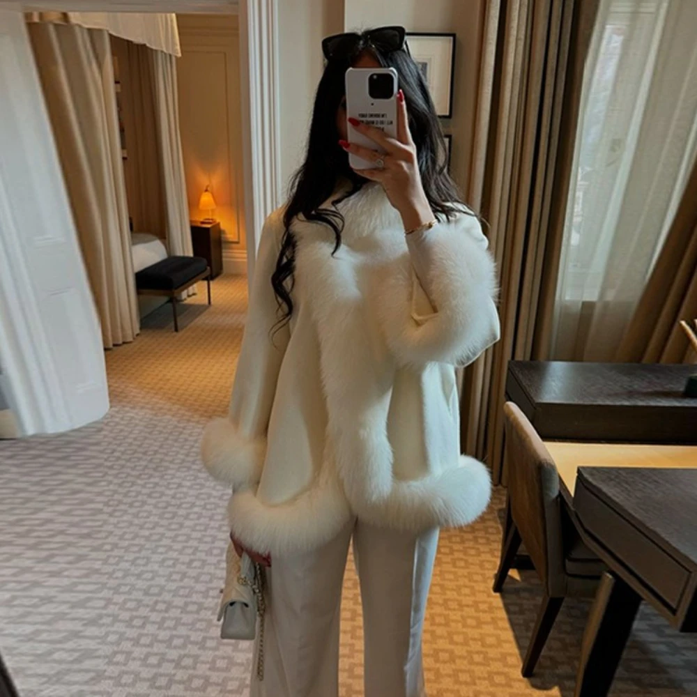 Weiße kurze Kunstpelzjacke, Stehkragen, luxuriöser Plüschmantel, eleganter Mantel, warme, dicke, pelzige Jacke, flauschiger Kunstfuchskragen, solide