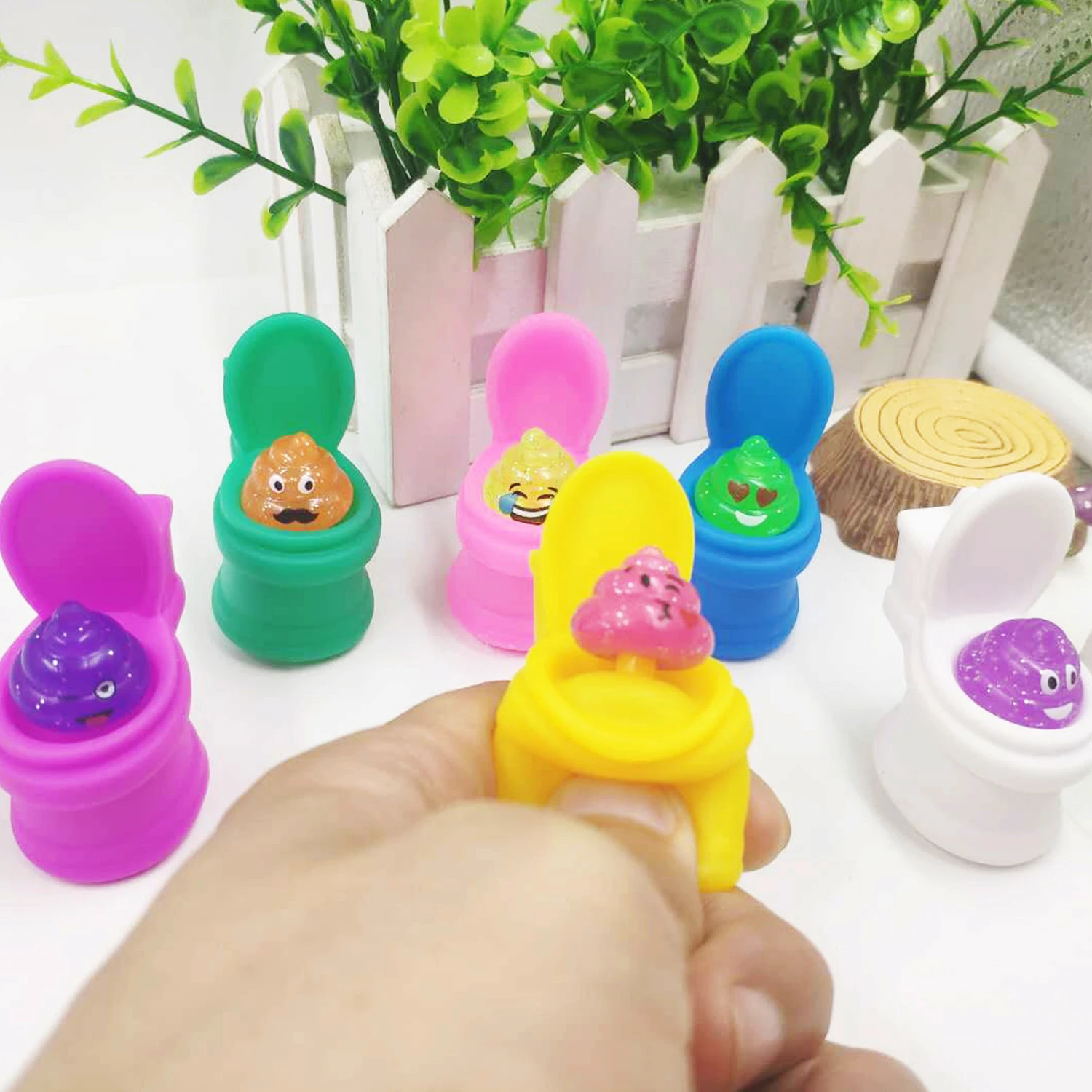 Toys that release stress, Creative toilet pinching， new ways to squeeze poop （Style Random）