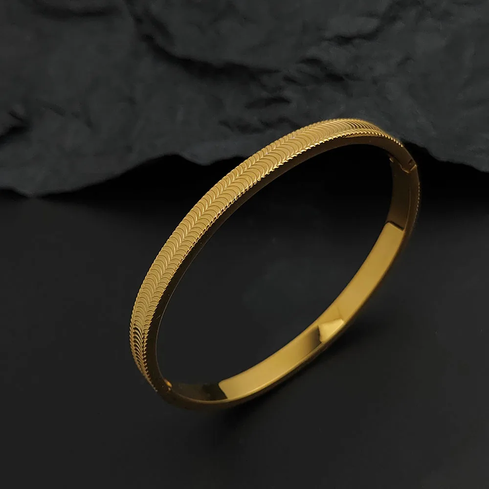 

Simple moon pattern engraved gold-plated stainless steel women's bracelet, waterproof and rust-free, worn by couples