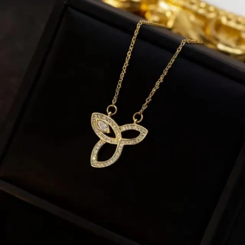

Fashionable and elegant, versatile geometry, titanium steel all-diamond cloverleaf women's necklace