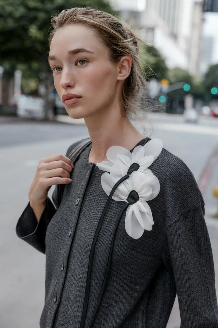 

YY2764 autumn/winter 25 new button closure straight tube hem contrasting flower decoration long sleeved jacket 1131847