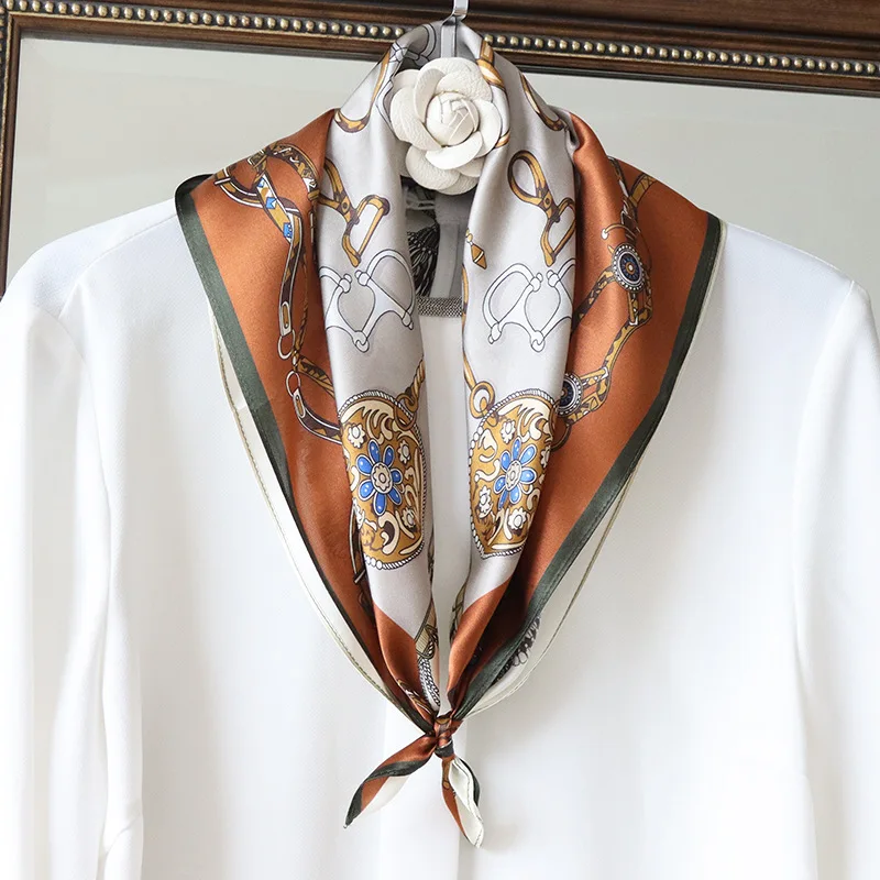 Luksusowe Jedwabne Apaszki Małe Bandany Szale Letnie Apaszki Damskie Foulard Femme Prezent dla Zakochanych Matki Dekoracja Odzieżowa