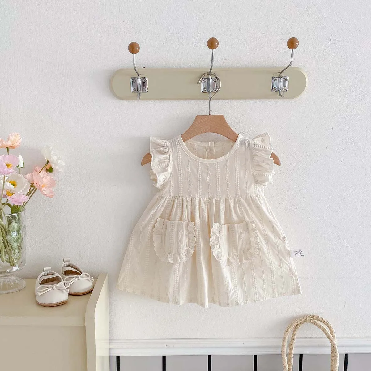 Кружевное платье из чистого хлопка с летящими рукавами для девочек, новый летний стиль, стильная юбка с карманами и вышивкой для младенцев и маленьких детей