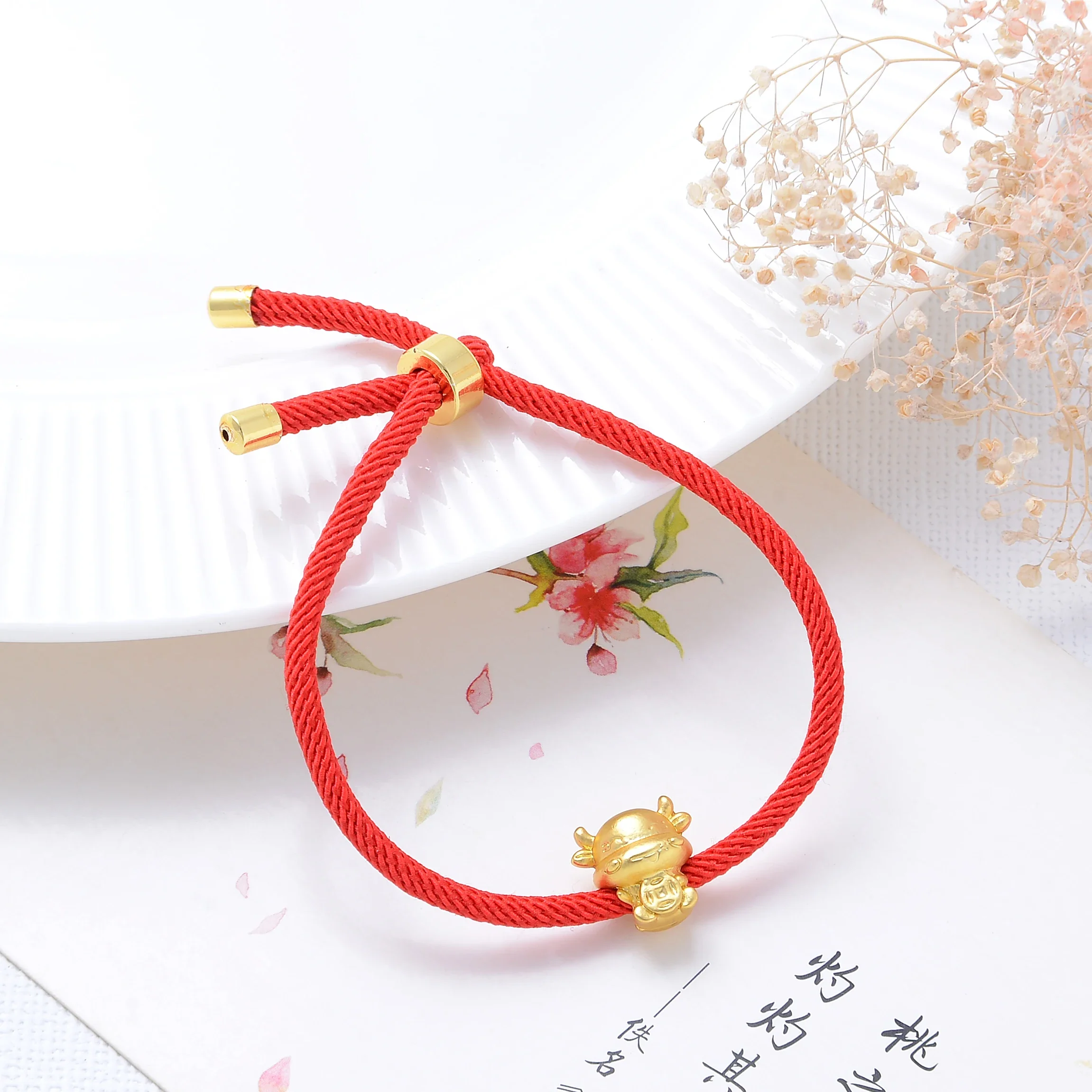 

Новинка 2025 года, браслет Lucky Red Rope, позолоченный кулон в виде коровы со знаком зодиака, регулируемый браслет с ручным завязком для мужчин и женщин