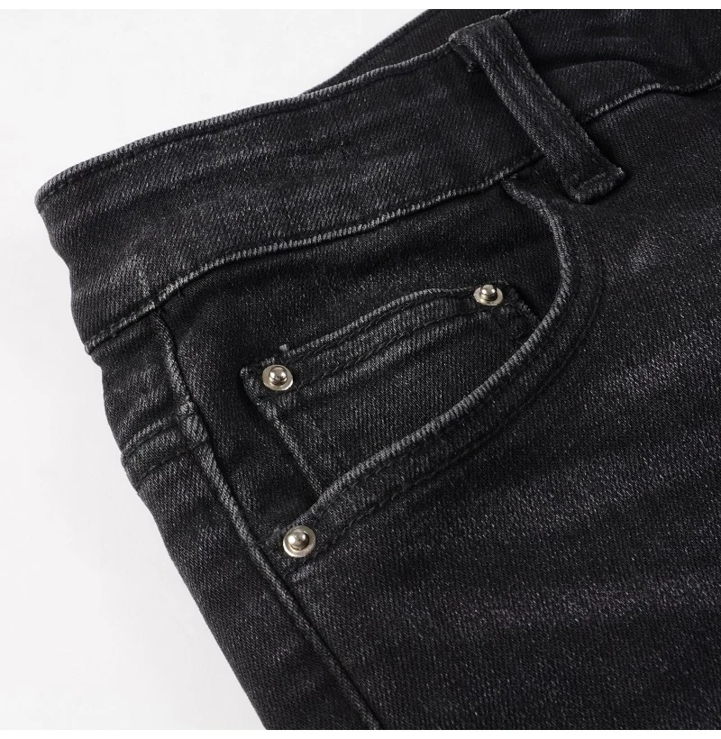 Herren-Jeans aus Stretch-Denim mit Kristallverzierung, Skinny-Schnitt, mit aufgemalten Löchern, zerrissene, schmal zulaufende Hose, Streetwear, Patchwork-Design, schwarze Hose. – Detail 7