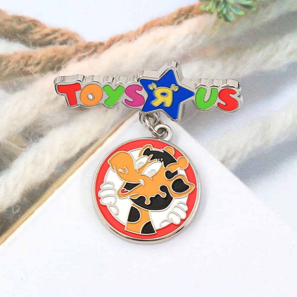 Lustige Retro-Spielzeugladen-Emaille-Pins, Niedliche Cartoon-Giraffe mit Hängendem Buchstabenschild, Nostalgische Kinder-Abzeichen, Rucksack-Anstecknadel – Detail 8