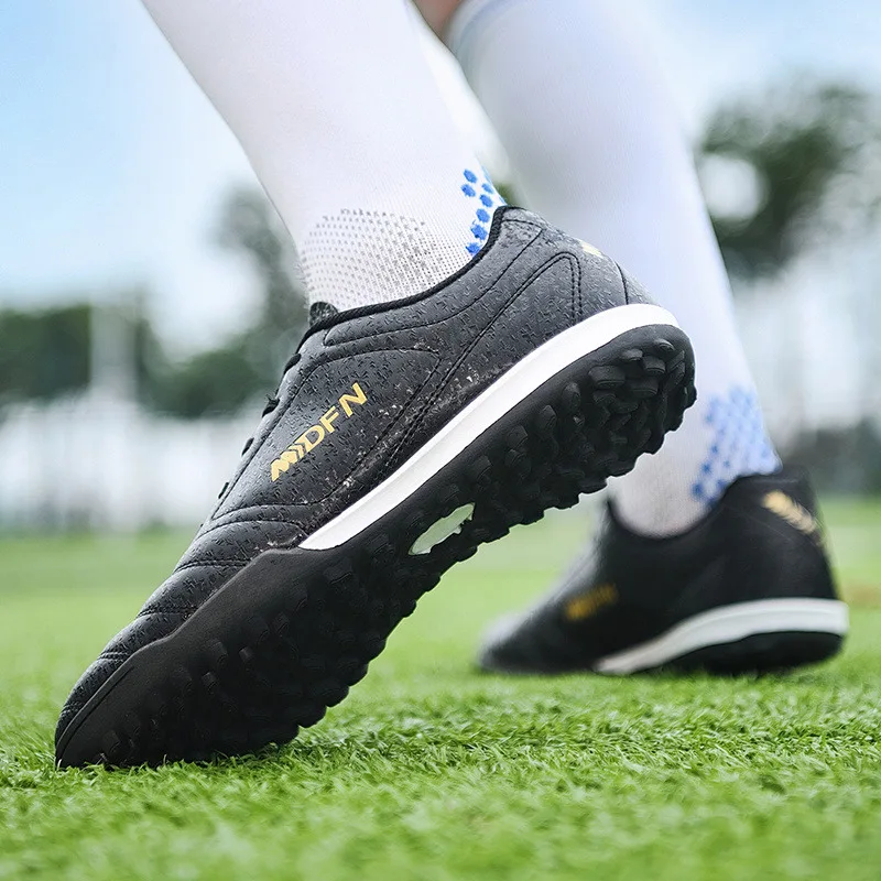 Nuevos zapatos de fútbol sala para niños, talla 32-47, zapatos de fútbol de corte bajo TF/FG para hombres, zapatos de fútbol ligeros antideslizantes para hombres al aire libre, Tenis Hombres