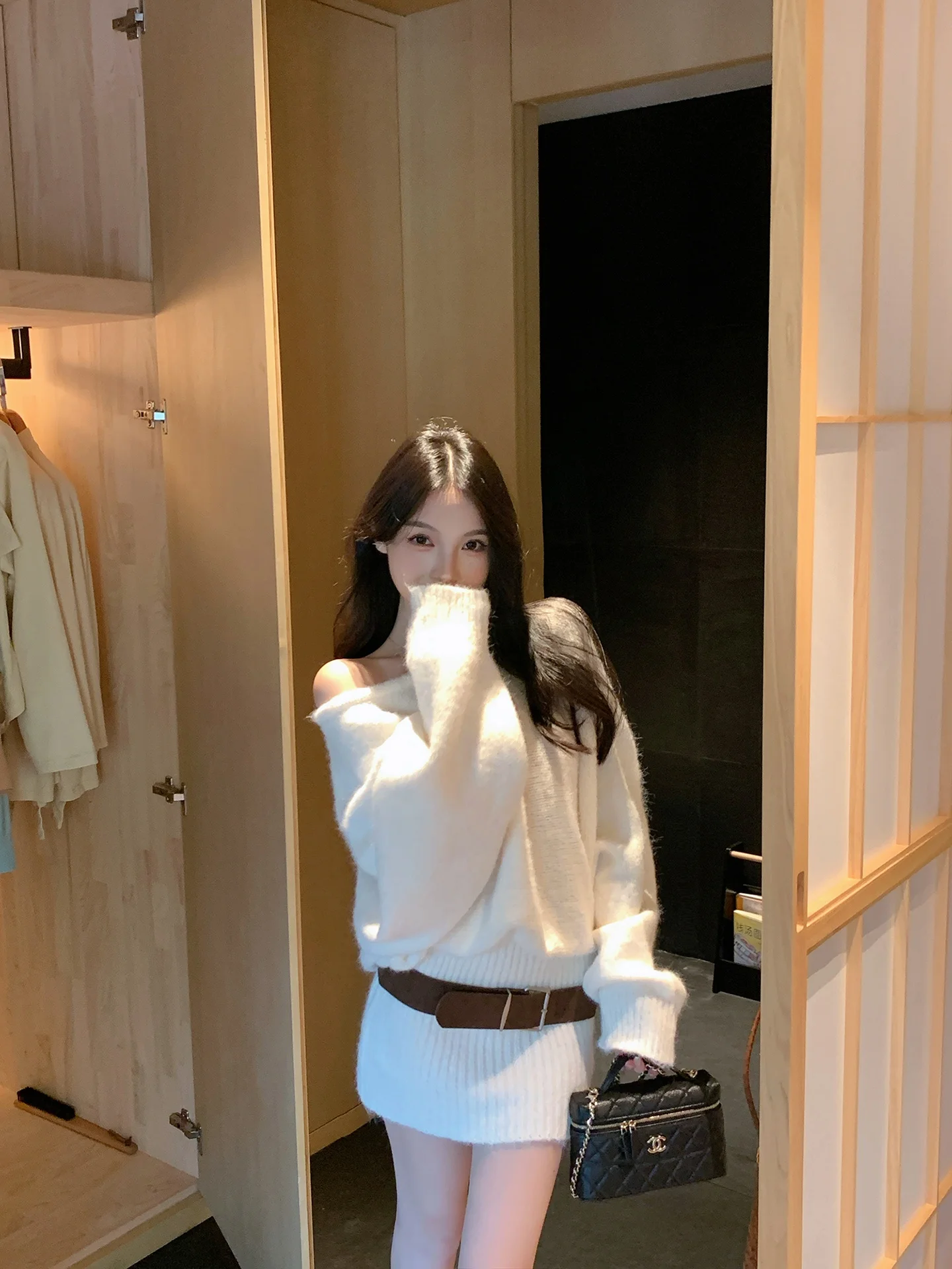 

Белый свитер с открытыми плечами средней длины для женщин, осенне-зимний, в стиле Lazy Sle, с эффектом высокого качества, с длинными рукавами, свободного кроя, милый и элегантный.