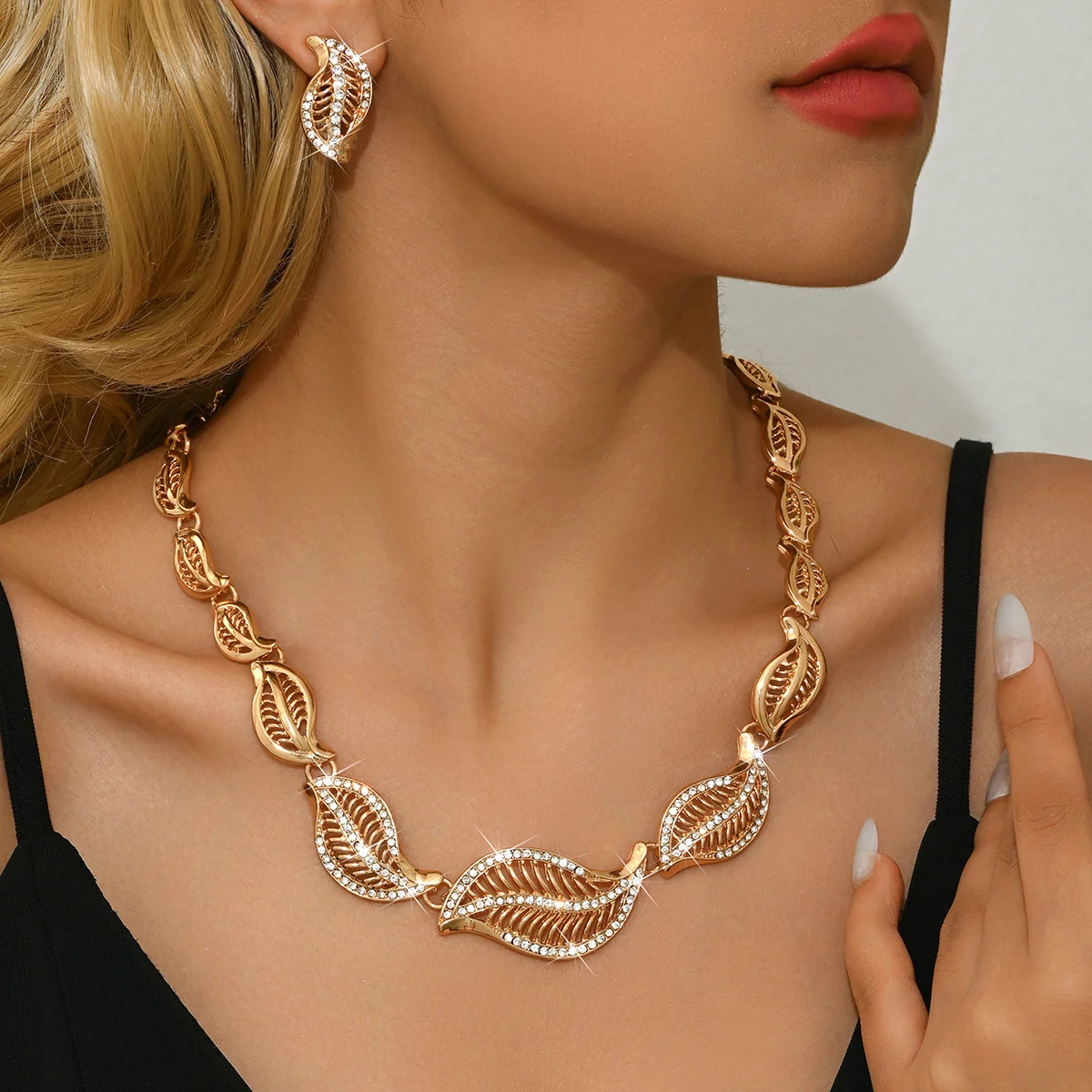 

New zinc alloy set featuring embedded crystal metal leaf necklaces and earrings. New wedding gift