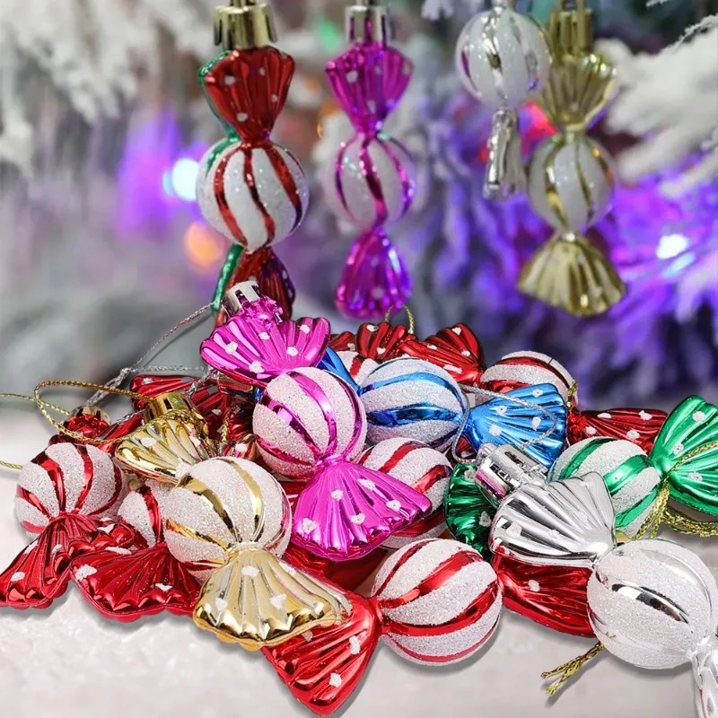 Weihnachtsbaumschmuck, Schneemänner, gesichtsloser Weihnachtsmann, Bonbonstäbchen, bunte Kugeln, kleine Häuser, Weihnachtssfeier-Deko