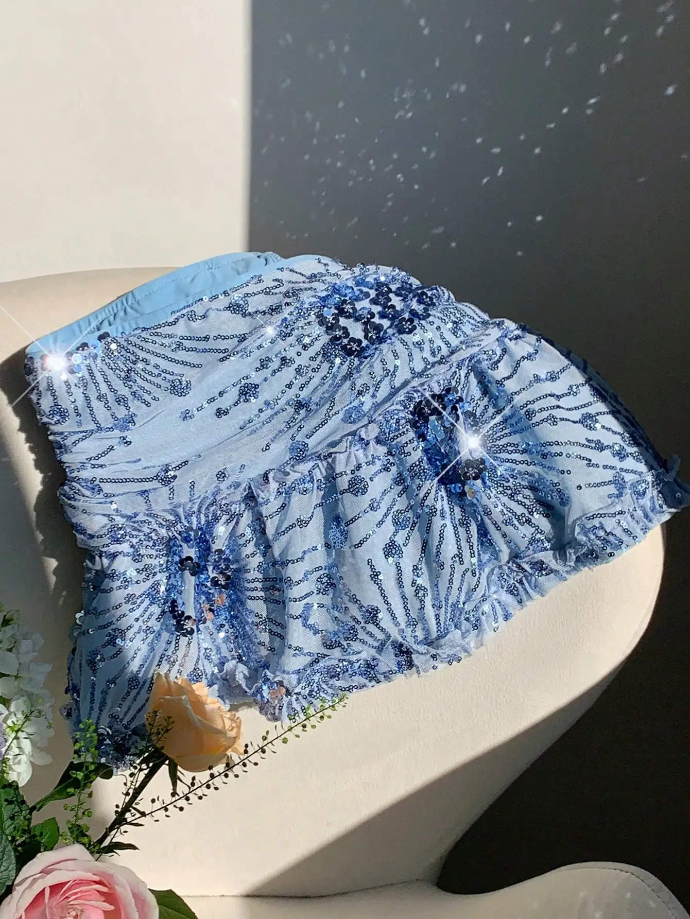 

Синяя мини-юбка с пайетками и рюшами, с цветочными аппликациями, летний стиль с низкой талией