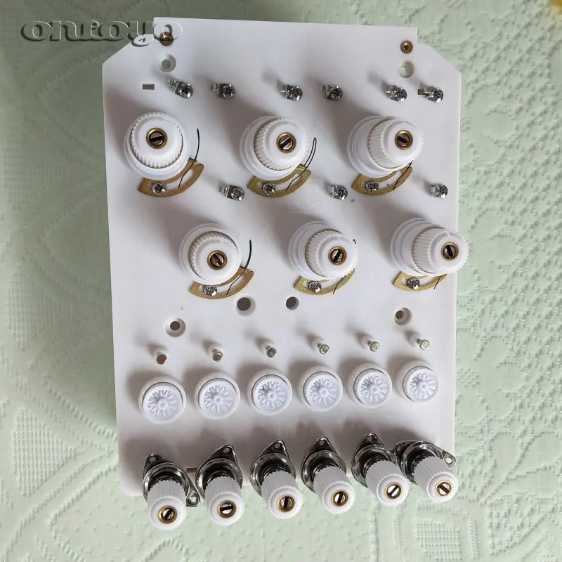 

Основание зажима для головки компьютерной вышивальной машины (6-контактное, с нижней инспекционной головкой и блоком сигнализации, бежевое) Новая модель