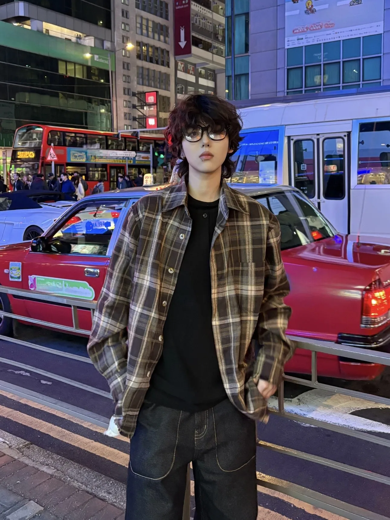 قميص رجالي كاجوال أمريكي بنمط مربعات وقصة فضفاضة بأكمام طويلة، مريح وعملي وقابل للتنفس مصنوع من ألياف البوليستر