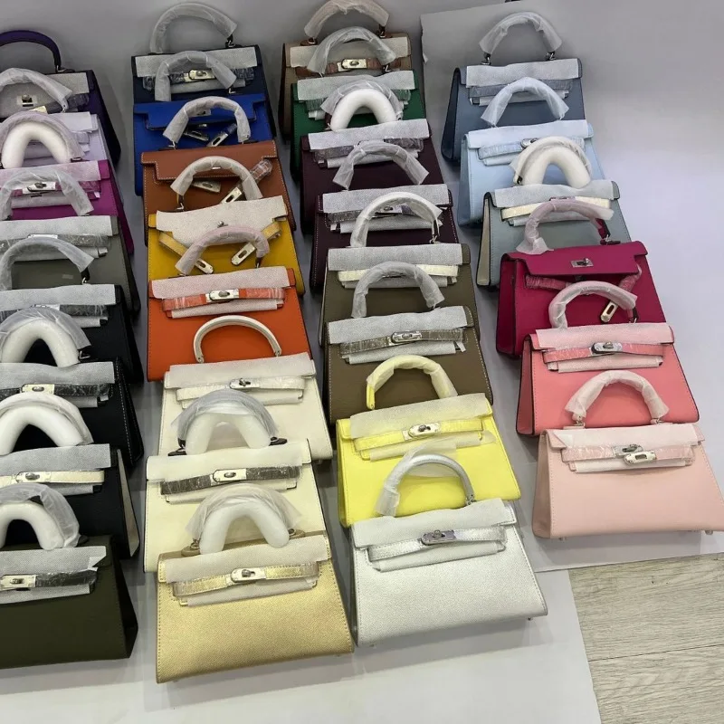 2025年新作の女性用絶妙なクロスボディバッグ、小さなバッグ、高級感のあるシルバーバックルミニバッグ、女性のための多用途ハンドバッグ