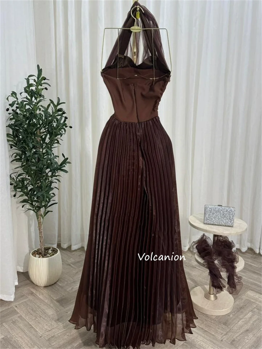 Maßgeschneiderte, hochwertige, plissierte, paillettenbesetzte A-Linien-Neckholder-lange Kleider, maßgeschneiderte Anlässe, glitzernde Größen erhältlich