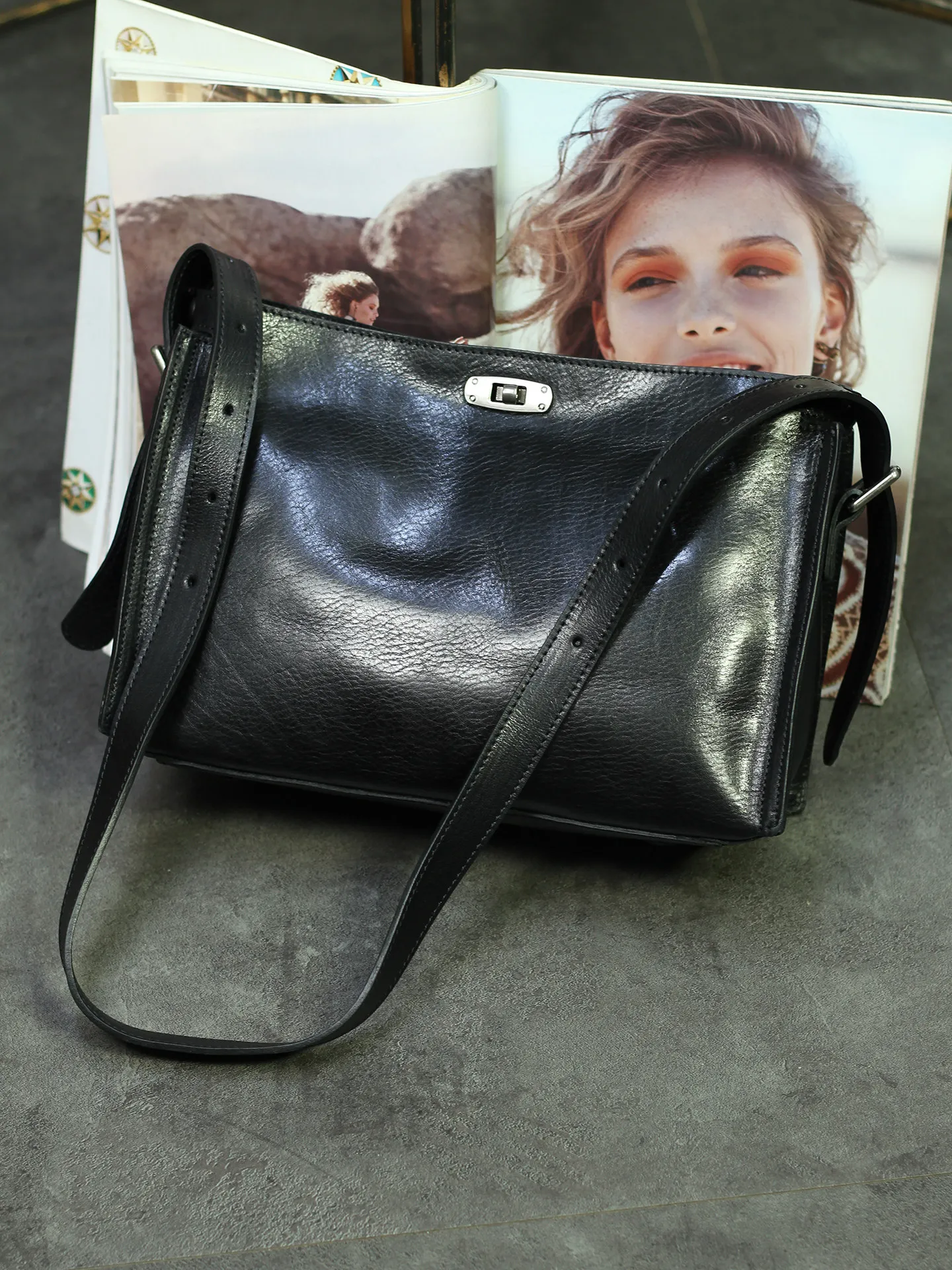 

Retro High-end Texture Heavy Oil Fat Vegetable Tanned Top Layer Cowhide Simple And Fashionable Commuting Shoulder Crossbody Bags