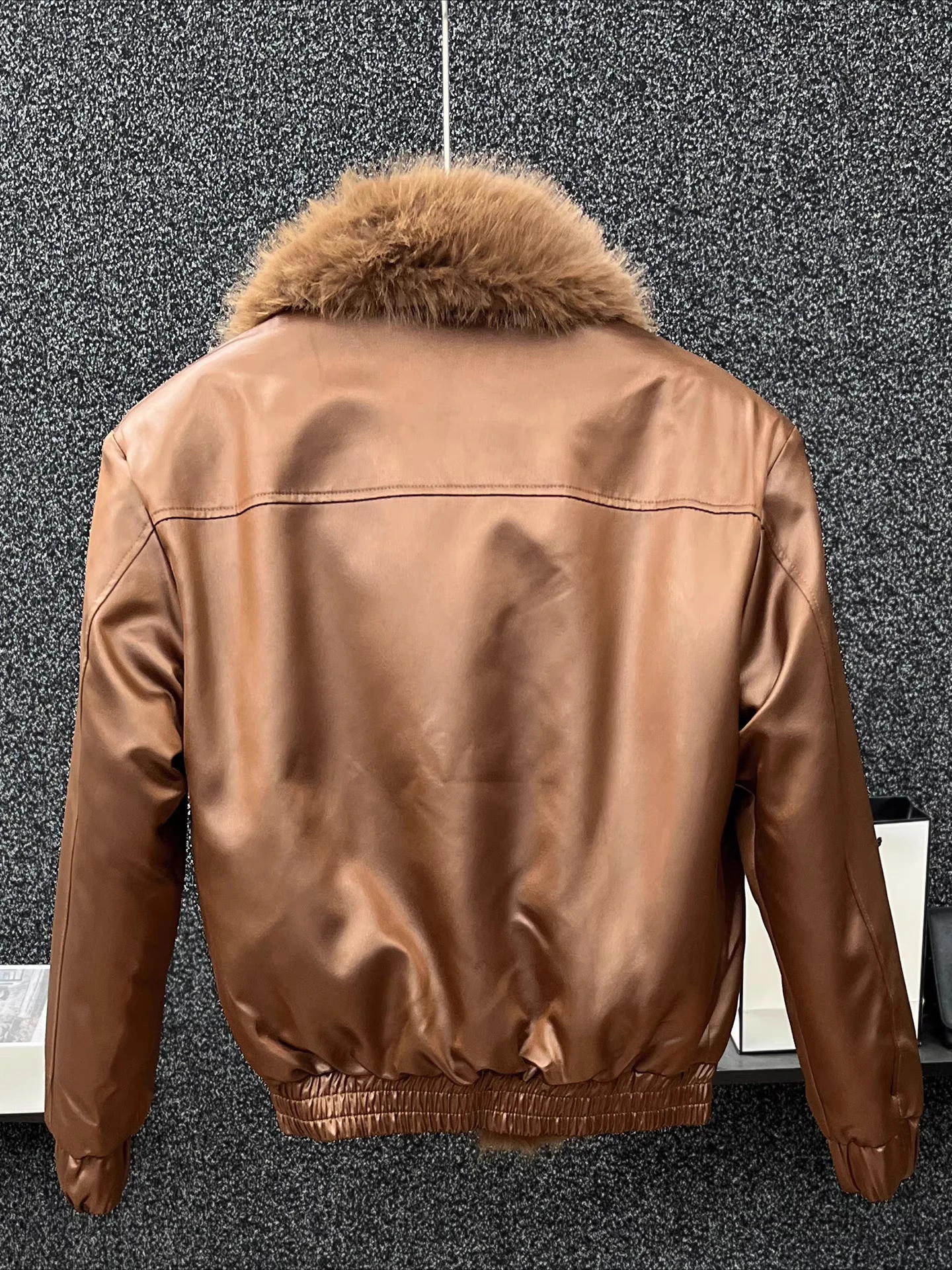 الراقية فو الفراء طوق سميكة السترات الرجال 2025 شتاء جديد على الوجهين ارتداء فو سترات من الفرو الذكور وسيم معاطف بسيطة