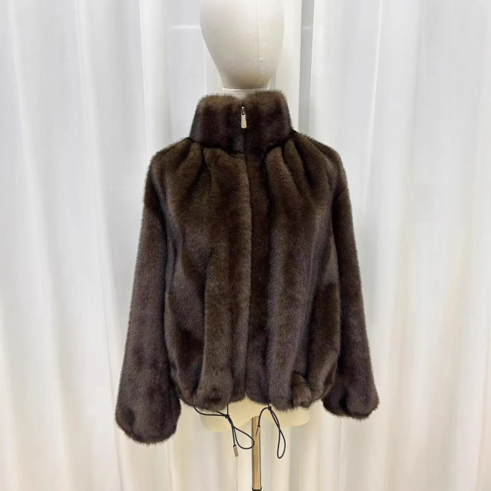 معطف فرو جديد لعام 2025 للنساء معطف من المينك الأساسي دافئ قصير من الجلد ملابس خارجية شتوية من الفرو