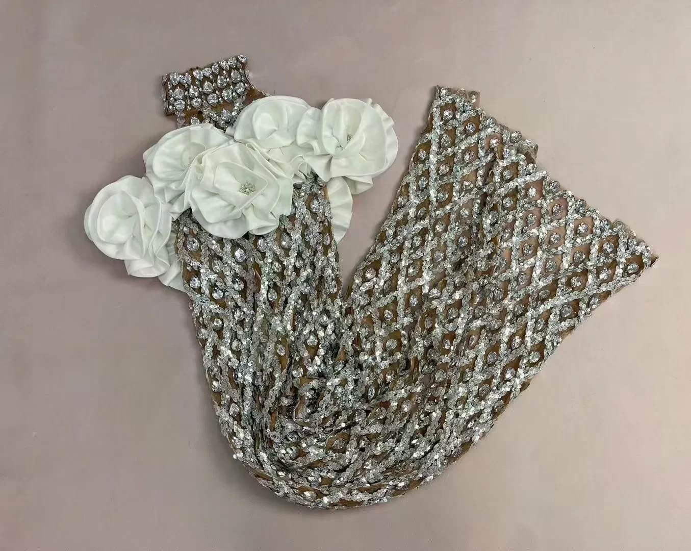 セクシーなステージビッグホワイトローズ女性エレガントなイブニングドレスキラキラシルバーラインストーン結婚式ウエディング衣装ショーレッドカーペット衣装