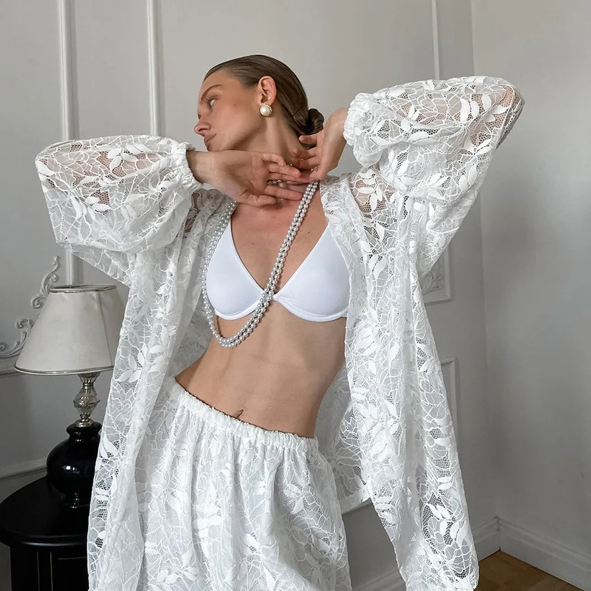 

Женский комплект: блузка с V-образным вырезом, длинными рукавами и шнуровкой, а также шорты с завышенной талией, белый кружевной комплект из 2 предметов, повседневный стиль.