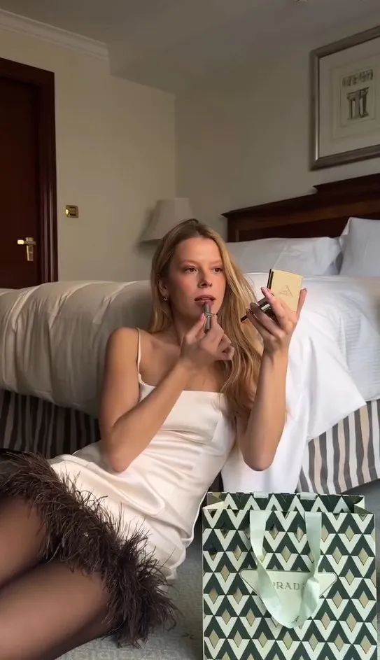 Chique pena retalhos sem costas estilingue vestido feminino sexy sem mangas fora do ombro cetim magro mini vestidos senhora vestidos de festa à noite