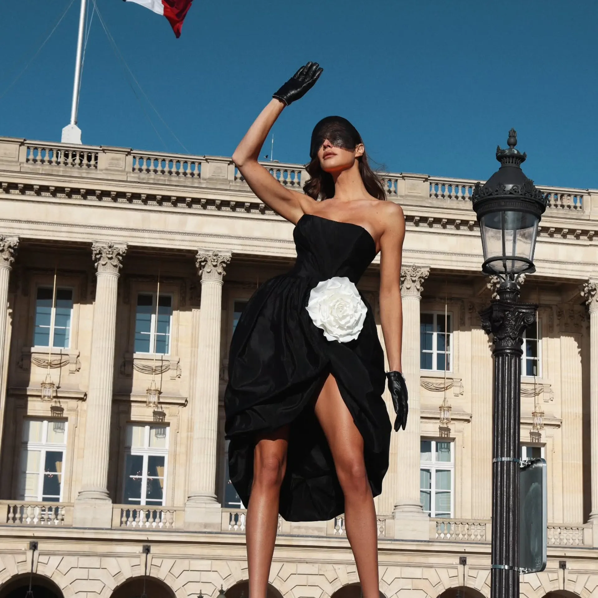 Luxury Black Strapless Satin Dress with 3D White Rose Applique, Asymmetrical High Slit Cocktail Gown for Party, Wedding Guest