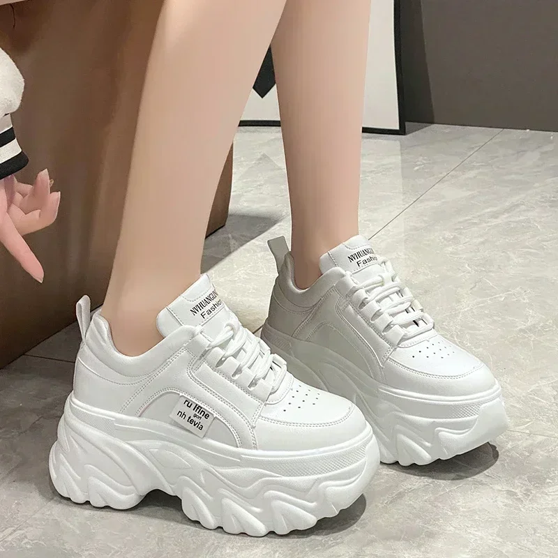 Weiße klobige Turnschuhe Frauen neue Herbst versteckte Ferse Plattform Sport Papa Schuhe Frau schnüren atmungsaktive Mesh Freizeit schuhe 8cm