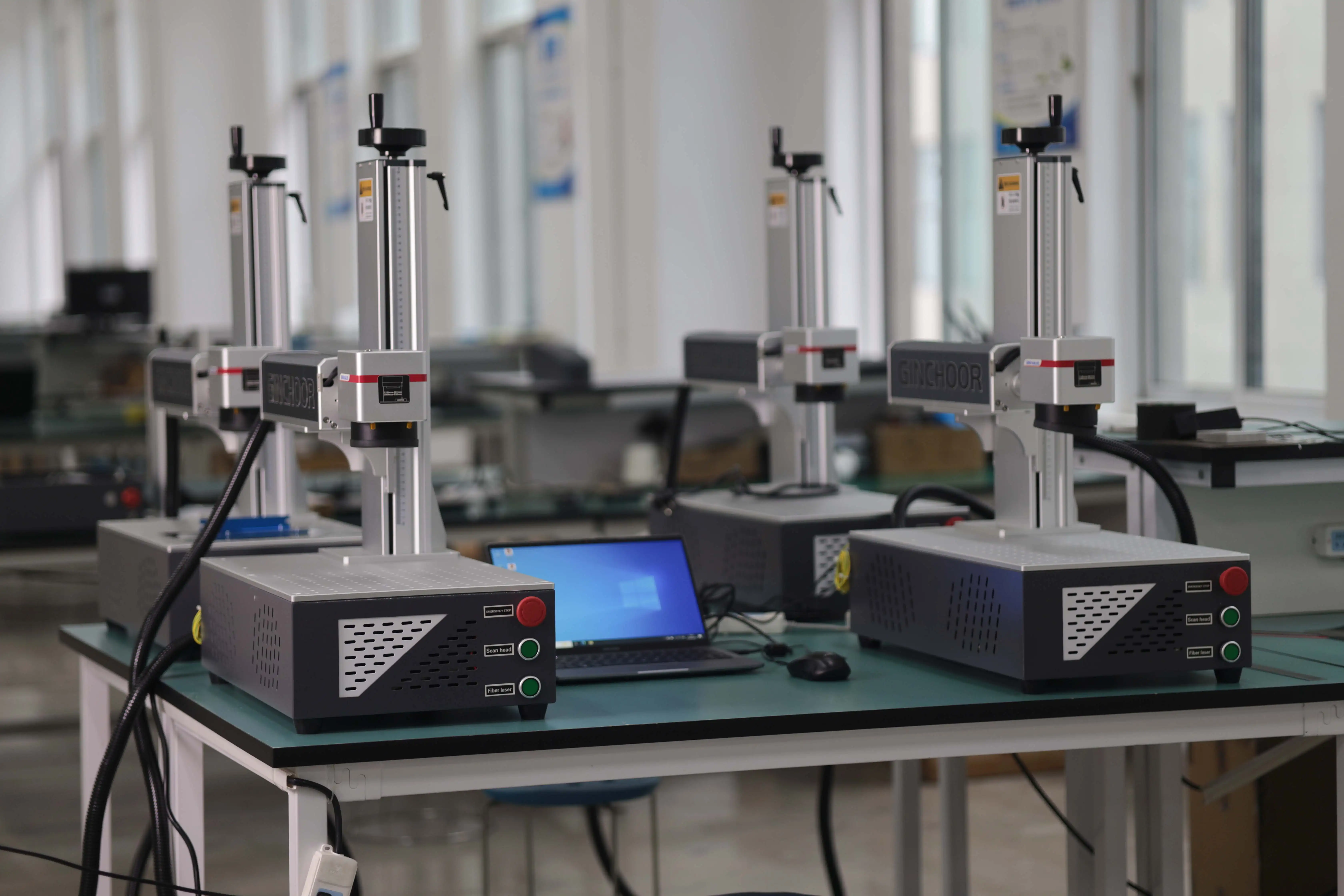 

Портативная машина для маркировки волокна Raycus JPT Mopa — головка Galvo Max 20 Вт/30 Вт/50 Вт/100 Вт для металла