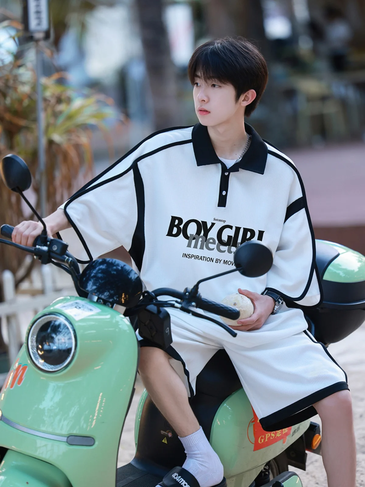 

Повседневный спортивный костюм для мужчин: летний дизайн, модный принт, брюки-капри, футболка с коротким рукавом в университетском стиле