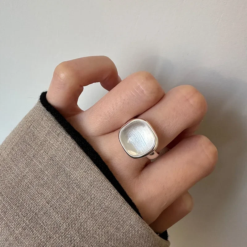 925 Sterling Silver Square White Crystal Ring for Women with A Simple and Cool Style and A Heavy-duty Closed Mouth Design Ring