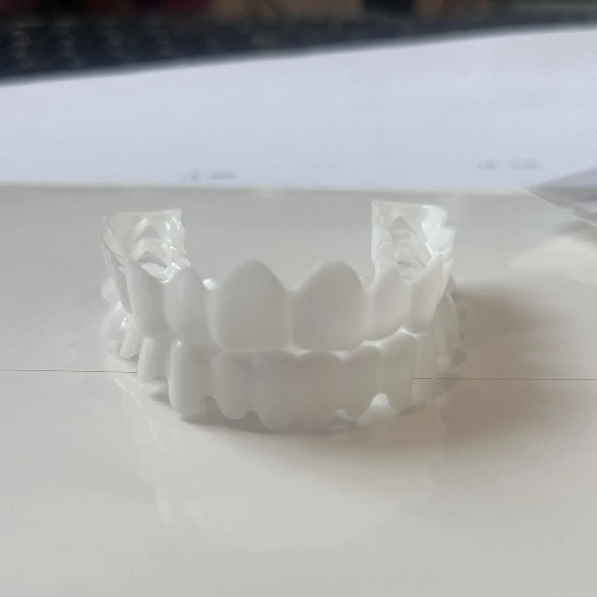 حار 2025 جديد المفاجئة ابتسامة العلوي السفلي غطاء الأسنان كاذبة قشرة ابتسامة مثالية الراحة صالح فليكس طقم أسنان الأقواس مع الملقط