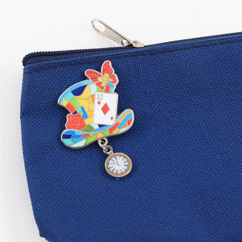 Bunte Pokerhut-Emaille-Pins, kreativer Zylinderhut mit hängender Taschenuhr, Broschen, Märchen-Abzeichen, Anstecknadel, Geschenk – Detail 5