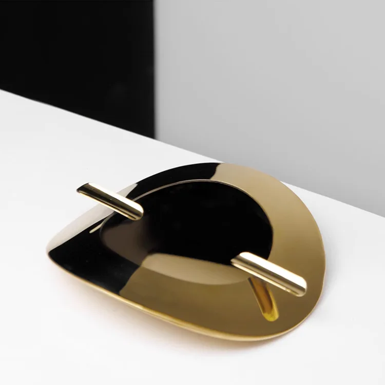 Moderne einfache Silber Gold Metall gebogene Aschenbecher Modell Zimmer Verkaufsbüro Wohnzimmer Couchtisch Desktop-Dekoration