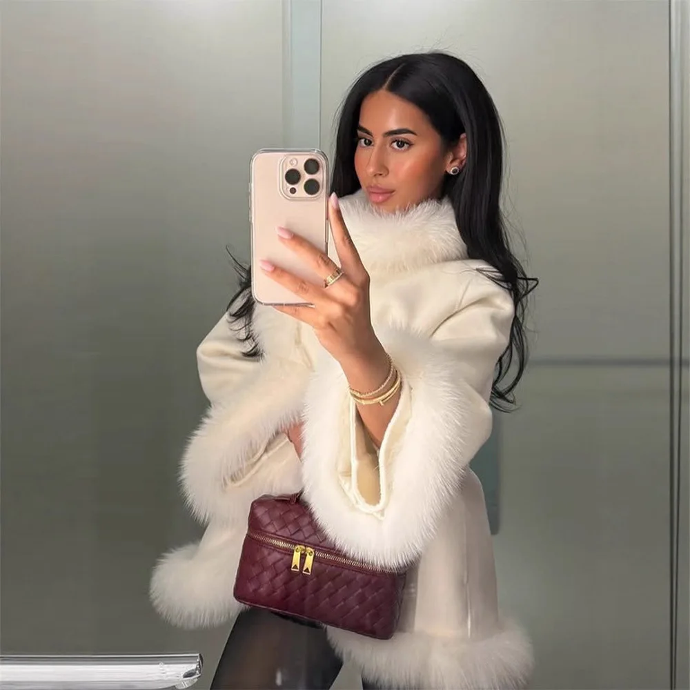 Weiße kurze Kunstpelzjacke, Stehkragen, luxuriöser Plüschmantel, eleganter Mantel, warme, dicke, pelzige Jacke, flauschiger Kunstfuchskragen, solide