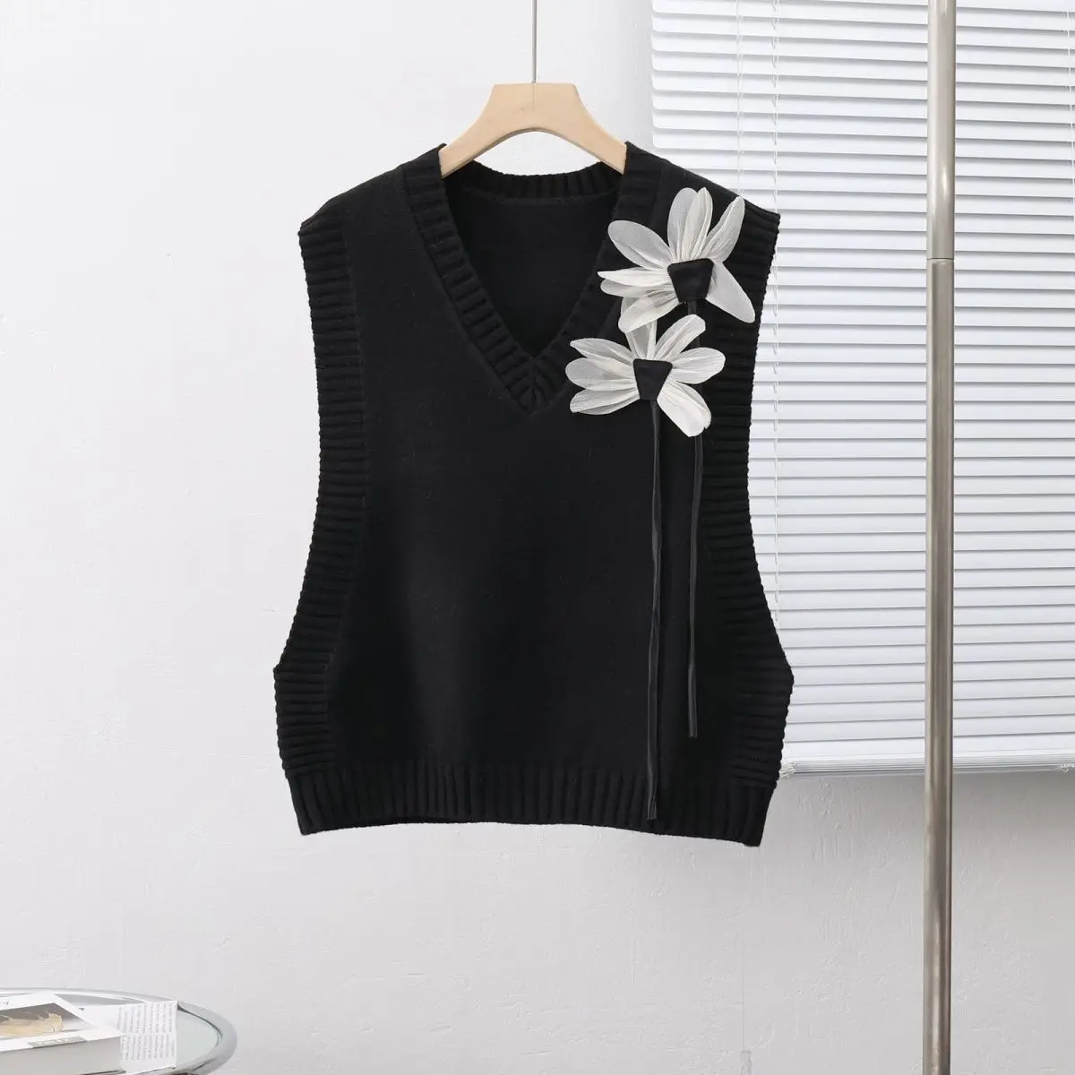 

2023 Autumn/Winter New V-Neck Twin Flower Knitted Tank Top for Women's Korean Edition with a Loose Foreigner