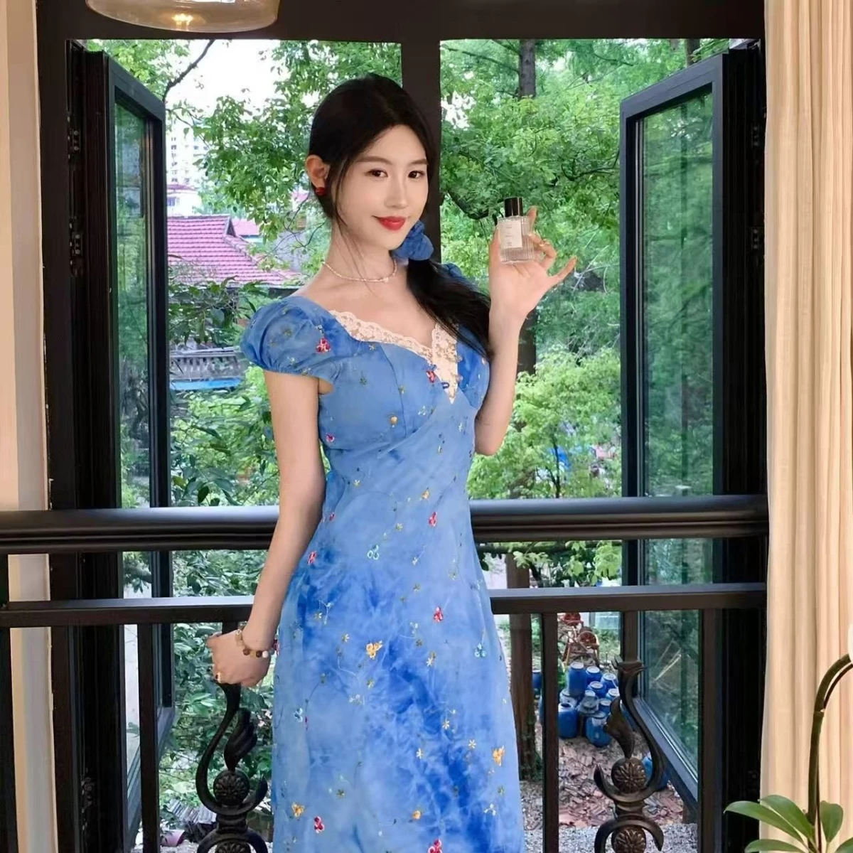 ชุดเดรสชายหาดสีฟ้าลูกไม้แต่งขอบ รุ่น Sle Tea Break Dr Summer 2025 ทรงเอไลน์เอวสูง รุ่น Dr ort Sve คอวี