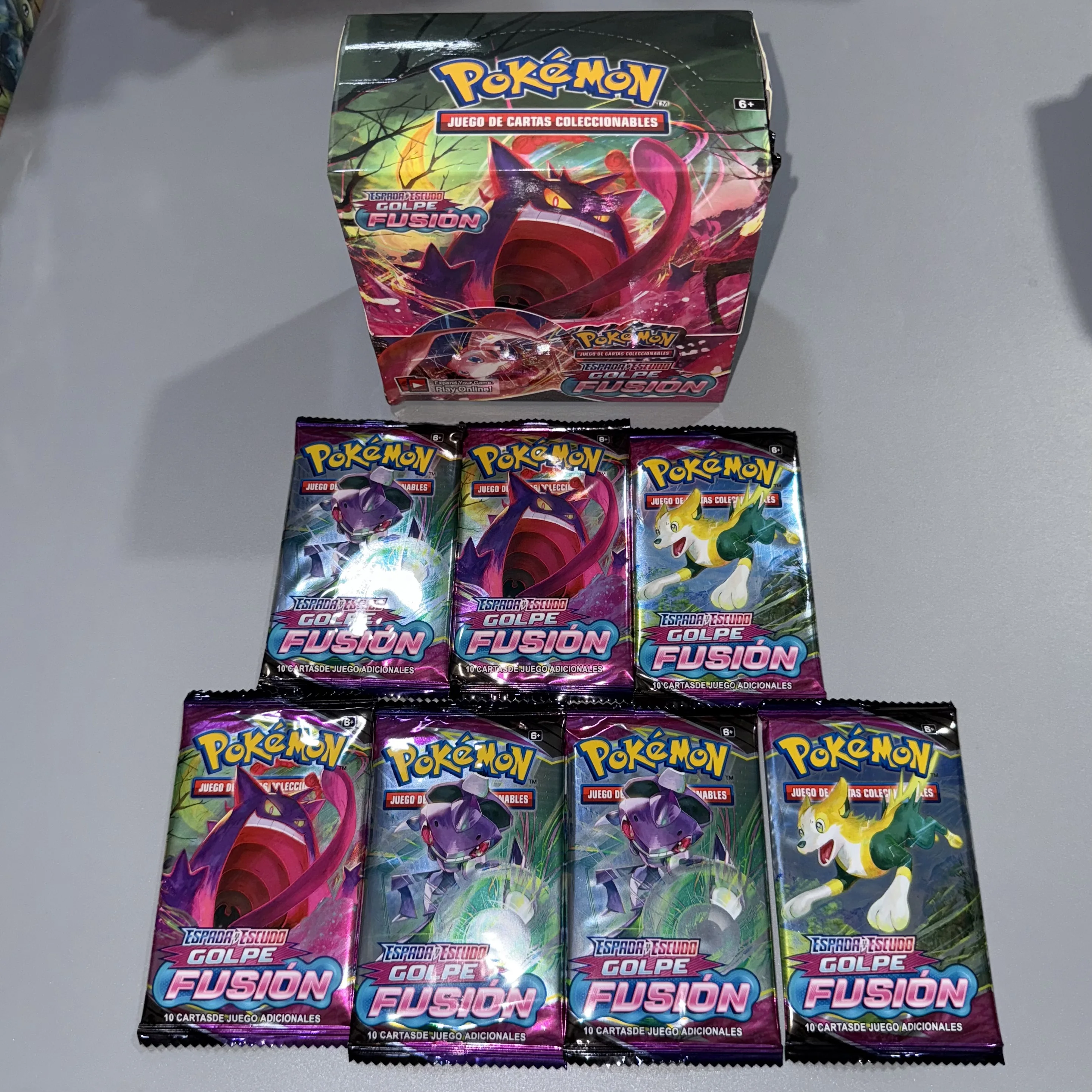 

Испанская версия карточного дисплея серии Pok é mon «Fusion Impact»